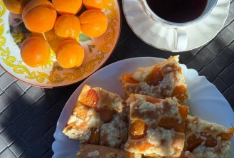 Пиріг з абрикосами на меду – ароматний домашній десерт